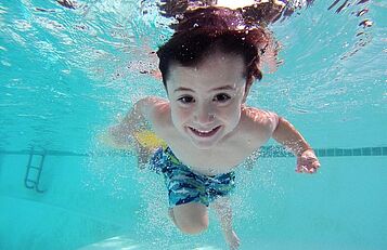 Beispielfoto Kind unter Wasser